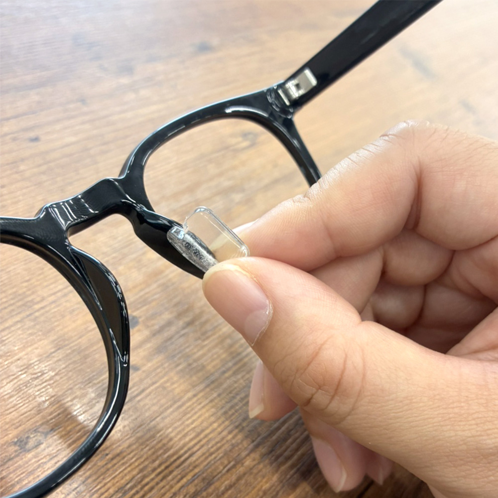 ハナモ～リをセルフレームメガネへ貼り付ける様子